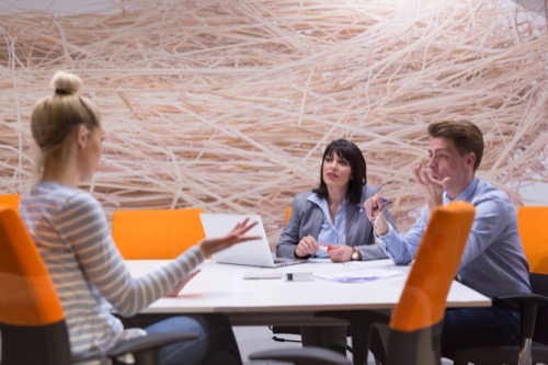 Mit Ihrem B.A. in Innovationsmanagement & Design arbeiten Sie beispielsweise als Innovationsmanager bzw. Innovationsmanagerin, als Change Manager, als Networker oder auch in der Unternehmensberatung. Innovationsmanager und Team im Meeting